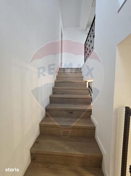 Casă cu 5 camere cu Teren 300 Mp în Ferme