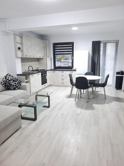 Apartament cu 2 camere decomandat, mobilat în Tractorul