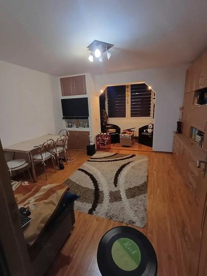Apartament cu 3 camere semidecomandat în Dâmbu Pietros