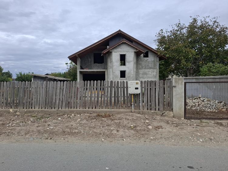 Casă cu 4 camere în Poarta Albă