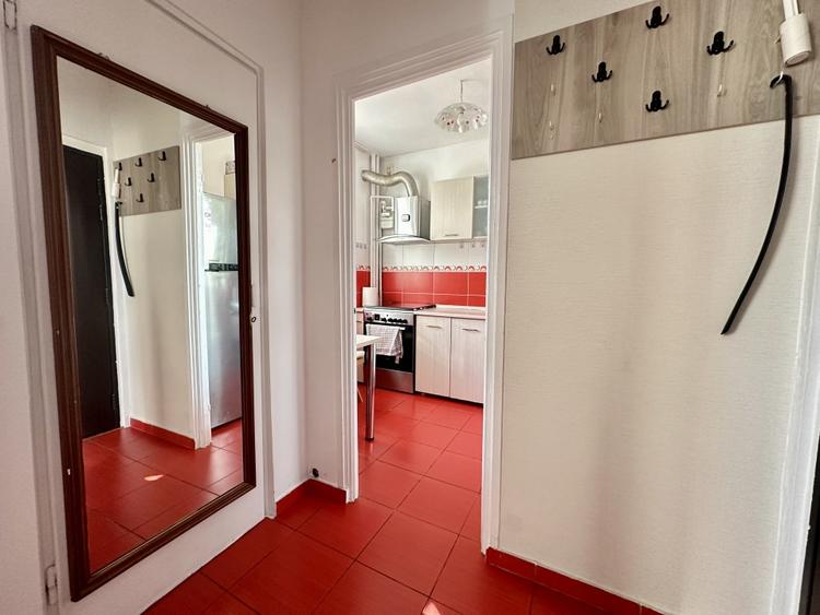 Apartament cu 2 camere semidecomandat, mobilat în 1 Mai