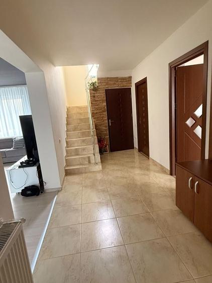 Casă cu 3 camere în Negoiești