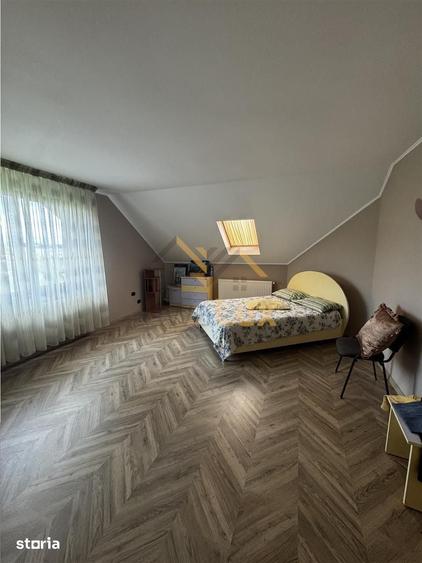 Casă cu 7 camere cu Teren 1800 Mp în Săsar