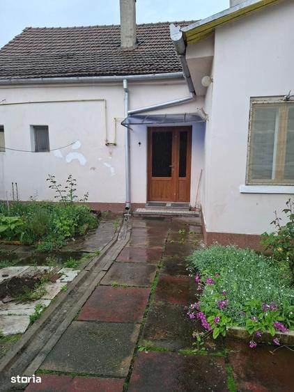 Casă cu 2 camere cu Teren 414 Mp în Central