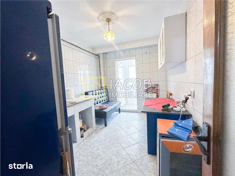 Apartament cu 3 camere decomandat în Republicii
