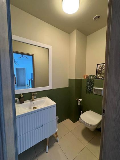 Apartament cu 4 camere semidecomandat în Băneasa