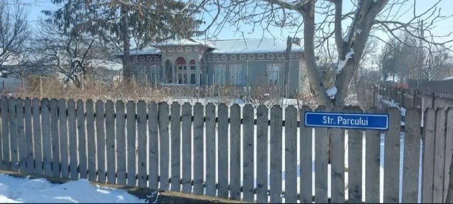 Casă cu Teren 1300 Mp în Roseți