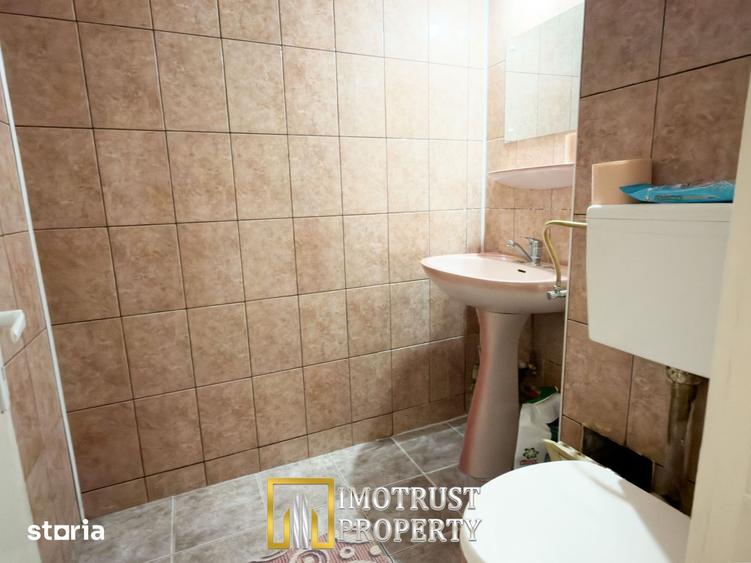 Apartament cu 3 camere, mobilat în Polivalentă