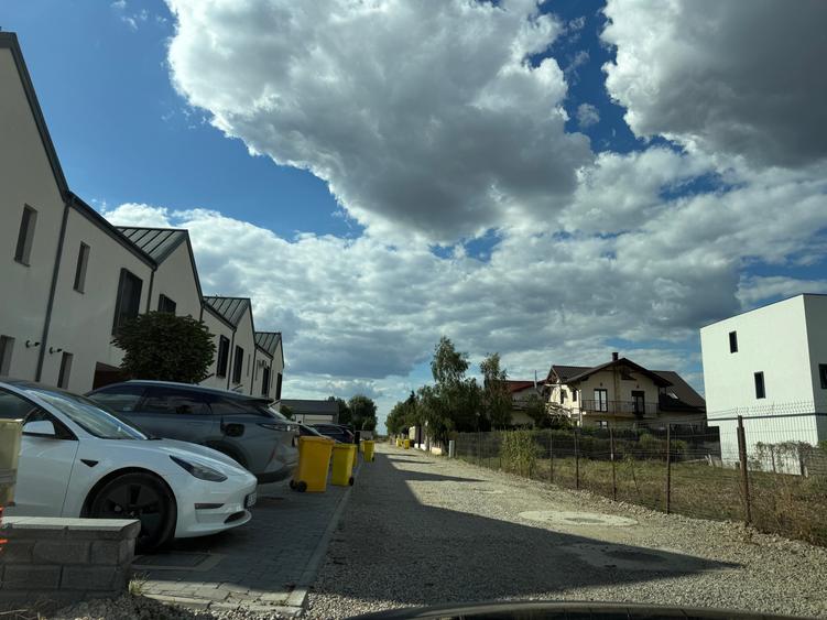 Teren Construcții intravilan de 2140 mp, în Est