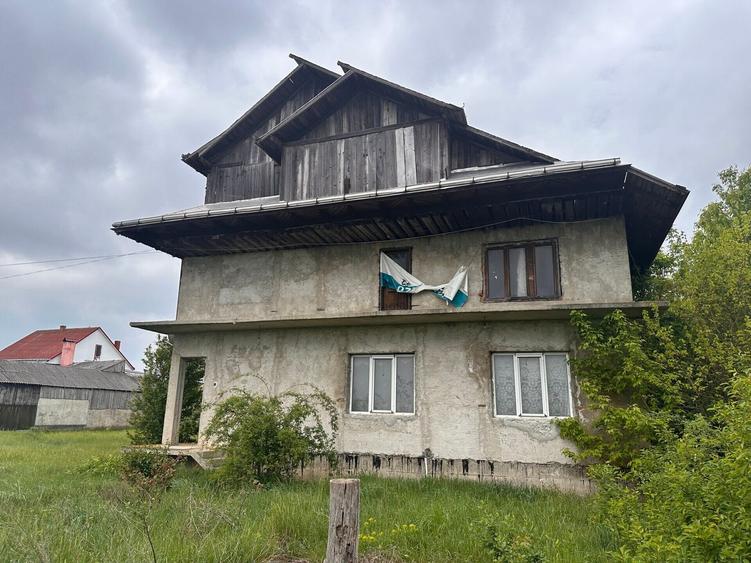 Casă individuală cu 8 camere cu Teren 3600 Mp în Timișești