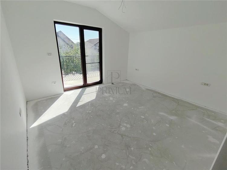 Duplex cu 3 camere cu Canalizare în Albina