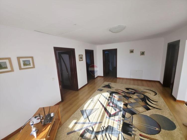 Casă individuală cu 5 camere cu Teren 1779 Mp în Izvoare (Dumbrava Roșie)