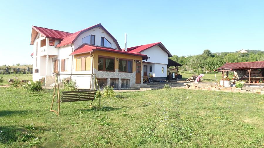 Casă cu 5 camere cu Teren 1200 Mp în Vulcan