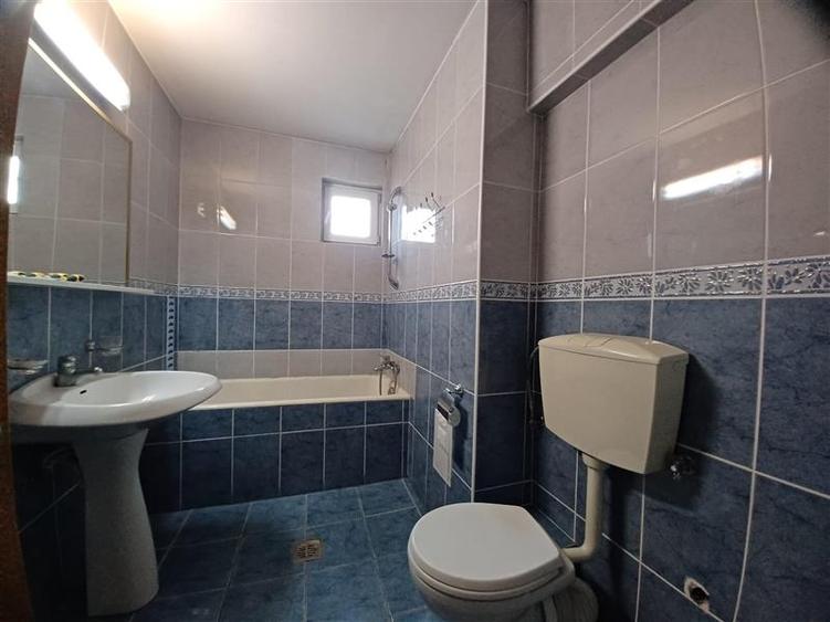 Apartament cu 3 camere decomandat, mobilat în Calea Victoriei