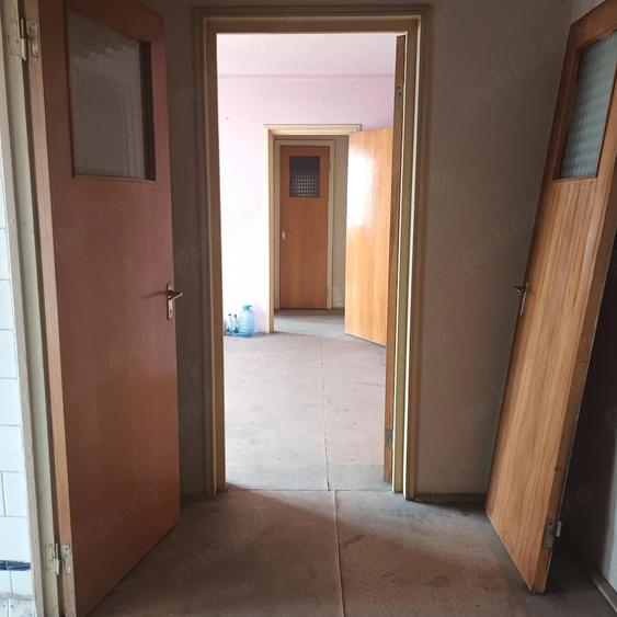 Apartament cu 3 camere semidecomandat în Rahova