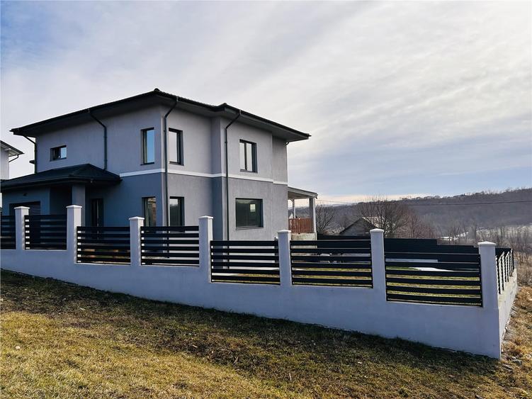 Casă cu 5 camere cu Teren 520 Mp în Valea Adâncă