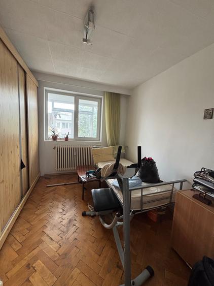 Apartament cu 3 camere semidecomandat în Cotroceni
