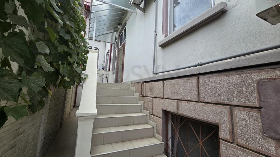 Casă individuală cu 7 camere cu Canalizare în Moșilor
