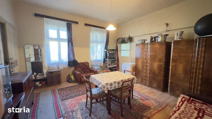 Casă cu 4 camere cu Teren 2974 Mp în Central