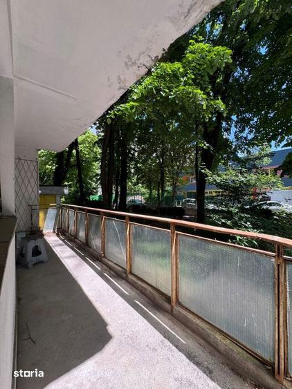 Apartament cu 4 camere semidecomandat în Berceni