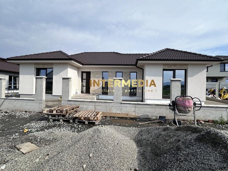 Casă individuală cu 3 camere cu Canalizare în Micești