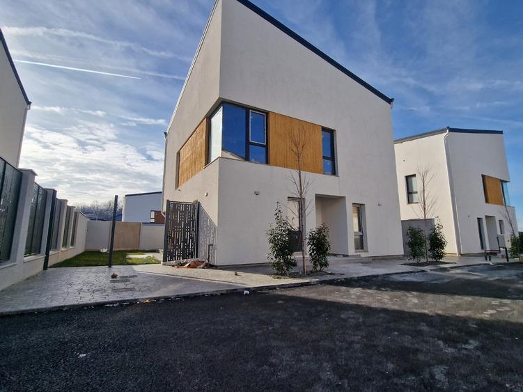Casă individuală cu 6 camere cu Canalizare în Tunari