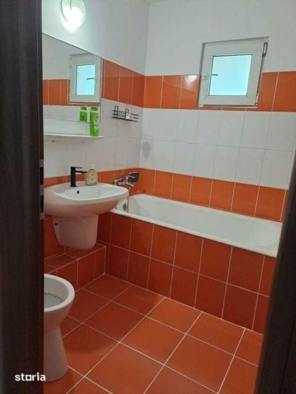 Apartament cu 3 camere semidecomandat în Berceni