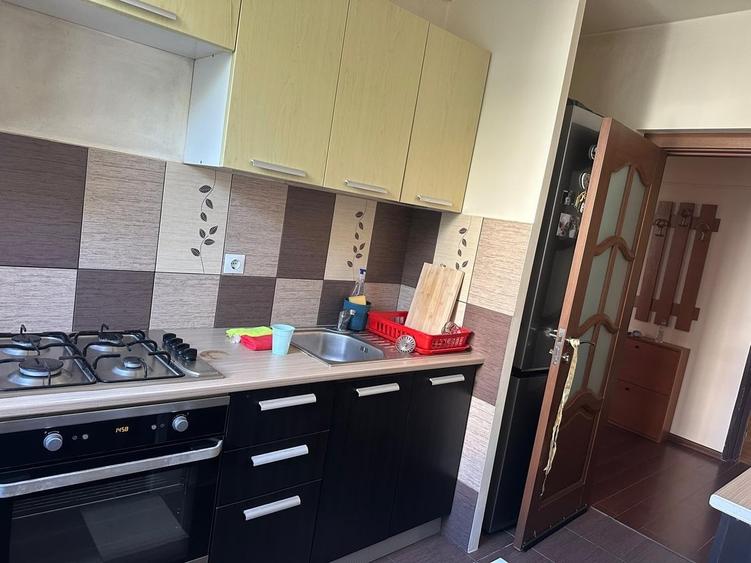 Apartament cu 4 camere decomandat în Titan