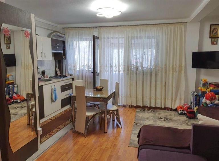 Apartament cu 3 camere decomandat în Tătărași