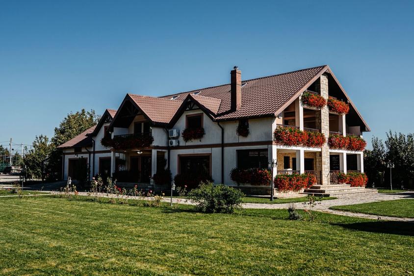 Casă individuală cu 10 camere cu Canalizare în Roman