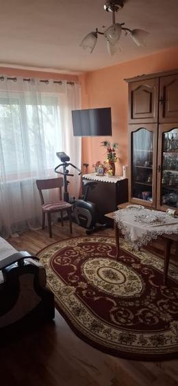 Apartament cu 3 camere semidecomandat în Exterior Vest