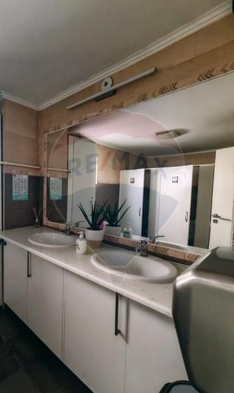 Casă cu 6 camere cu Teren 182 Mp în Central