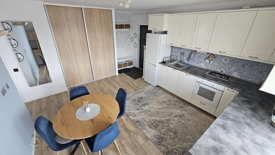 Apartament cu 3 camere decomandat în Florești
