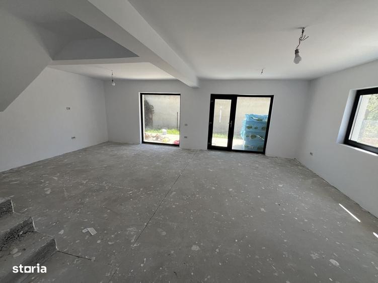 Casă cu 4 camere în Ștefănești