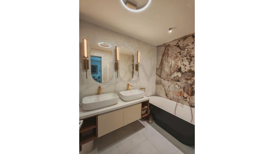 Apartament cu 5 camere semidecomandat, mobilat în Băneasa