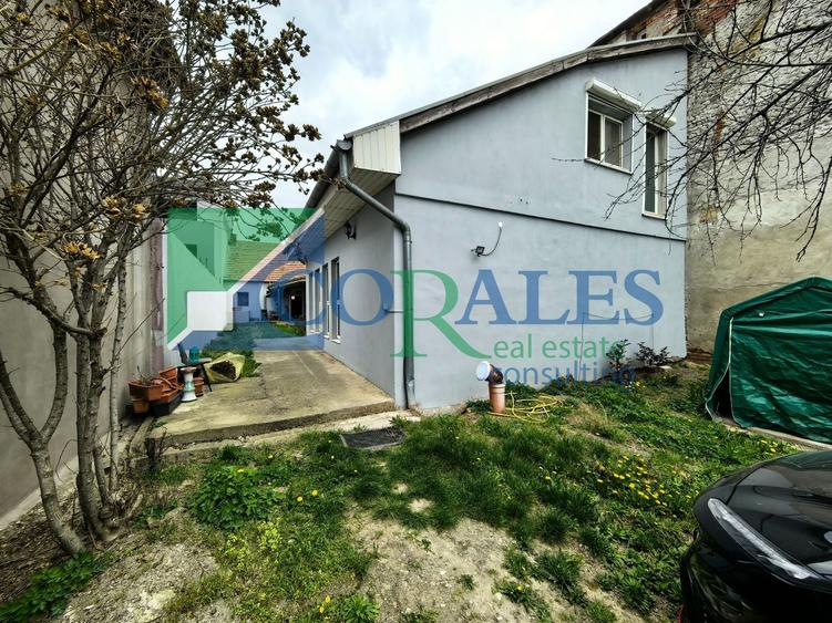 Casă individuală cu 7 camere cu Canalizare în Traian