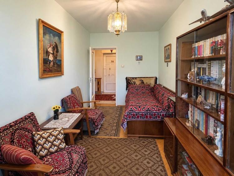 Apartament cu 3 camere semidecomandat în Central