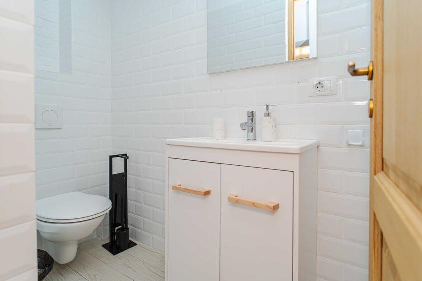 Apartament cu 3 camere semidecomandat, mobilat în Centru Civic