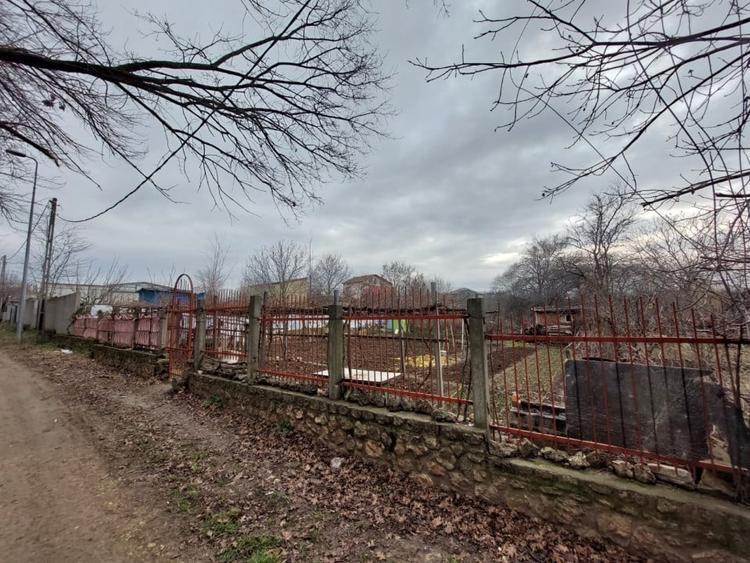 Teren Construcții intravilan de 2300 mp, în Kamsas