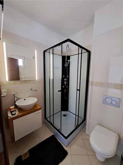 Apartament cu 5 camere decomandat, mobilat în Bună Ziua