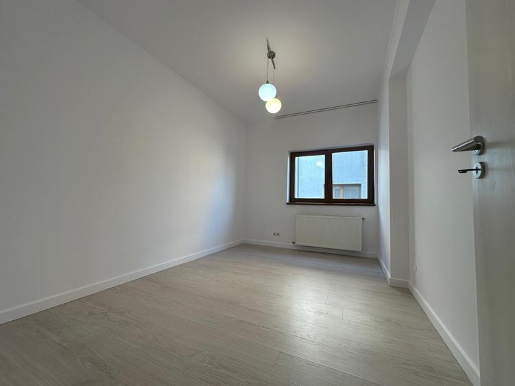 Apartament cu 3 camere semidecomandat în Otopeni