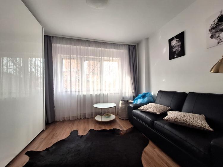 Apartament cu 4 camere semidecomandat în Unirii