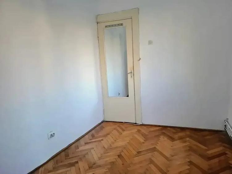 Apartament cu 3 camere nedecomandat în Girocului