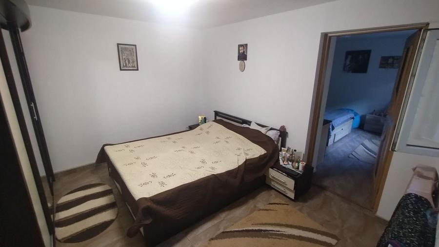 Casă individuală cu 8 camere cu Canalizare în Km 5