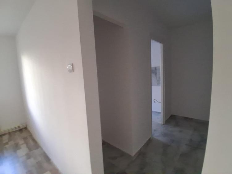 Apartament cu 2 camere semidecomandat în Podu Roș