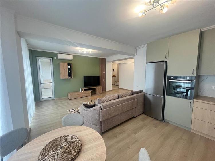 Apartament cu 3 camere decomandat, mobilat în Central