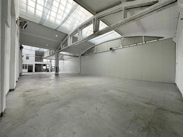 Spațiu comercial, de 2,000 mp, în Baza 3