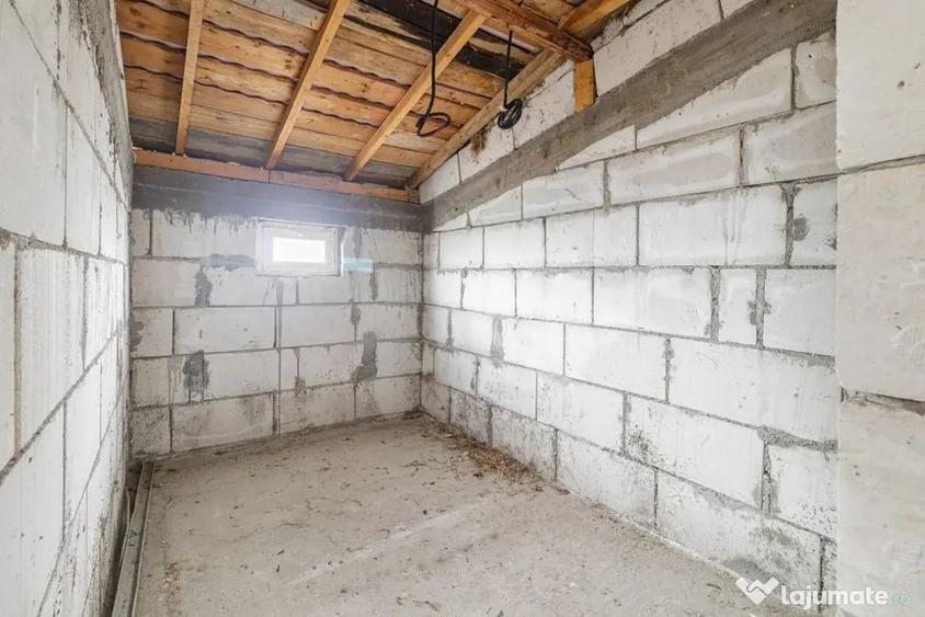 Casă cu 7 camere cu Teren 2000 Mp în Periș