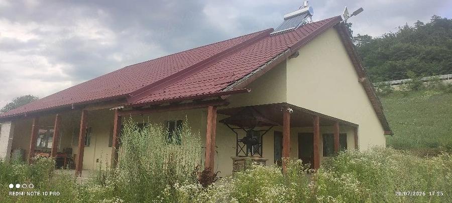 Casă cu 4 camere cu Teren 260000 Mp în Sirețel