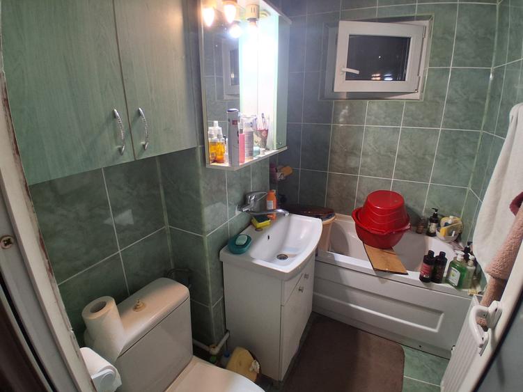 Apartament cu 3 camere semidecomandat, mobilat în Păcurari